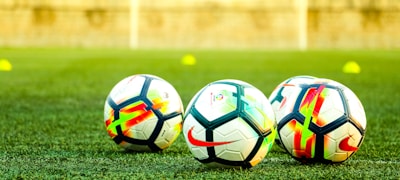 足球赛场高清直播画面 - 绿茵场激烈角逐瞬间